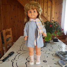 belle poupée  de 60 cm .habits d'origine. Très  bonne état général 