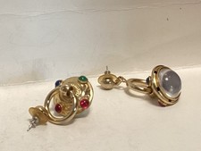 Boucles d’oreille Vintage dans le Goût de GUCCI. Métal Doré et Verroterie.TBE