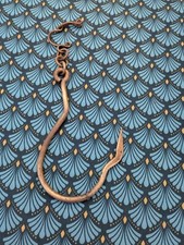 Un crochet en laiton aspect hamueçon ancien