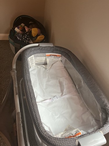 Graco bassinet with mobile - bassinet,