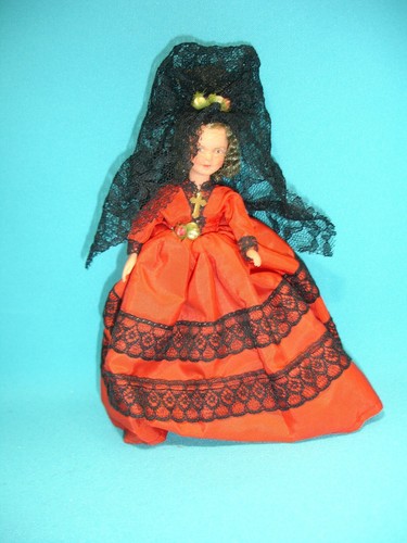 Poupée folklorique ancienne