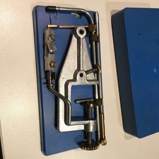 horlogerie outillage ou maroquinerie étau à tenir un fil chaud pour découper ?