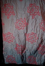 Liberty of London. Home. Taffetas broché en rouge sur fond vert 