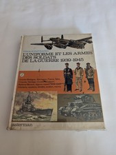  l'uniforme et les armes des