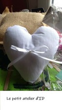 Coussin d'alliances neuf blanc en forme de coeur