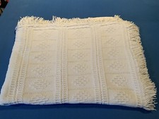 Dessus de lit enfant ou de sofa, ancien en coton blanc, tricoté main, franges