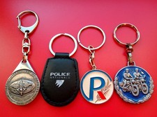LOT DE 4 PORTE CLES  THEMES POLICE GENDARMERIE et ARMEE en CUIR et METAL