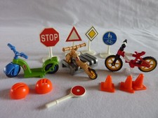 PLAYMOBIL   LOT VEHICULES CASQUES POUR ENFANTS PANNEAUX DE SIGNALISATION ECOLE