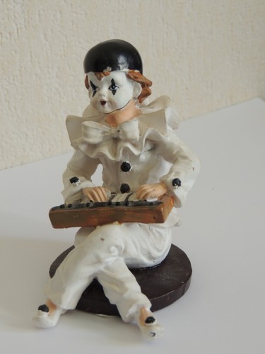 Figurine pierrot musicien