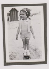 photo ancienne ?️ fillette sur un seau plage cabines 1936