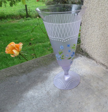 ancien vase en verre émaillé de petite fleur 16.7 cm de haut