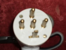 Une Fiche Mâle en Bakélite 380v 32A 3 Phases Neutre et Terre Legrand Neuve  