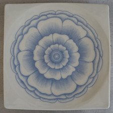 Plat carré en porcelaine de Virebent à décor floral signature créateur Vintage