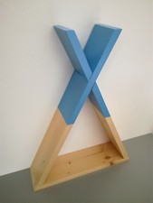 Tipi etagere en sapin peint rose ou bleu + vernis a poser ou a accrocher H 48cm