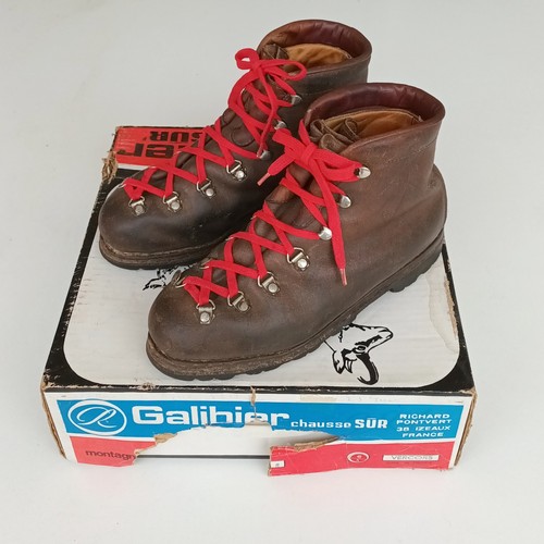 Paire chaussures de - de,