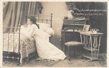 CP MON DIEU JE SUIS EN VOTRE MAIN - JEUNE FILLE PRIANT CONTRE LIT