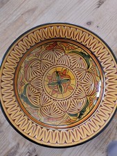 Rare poterie plat oriental artisanal peint et gravé.