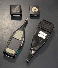 Sonomètre Bruel et Kjaer modèle B&K 2250 avec calibreur et carnet métrologique