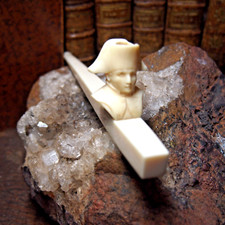 PIPE FUME CIGARETTE  EN  OS SCULPTE BOVIN  pipe de mariage representant Napoléon