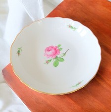 Meissen. Coupe ronde en porcelaine décor à la rose, XXe siècle (B)