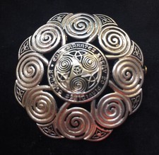 Broche octogonale bretonne ou celtique, Triskel, métal blanc, message années 30