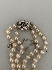 2384- Collier 2 Rangs Perles Akoya Fermoir Or Gris Emeraude Diamants