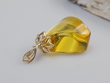 Pendentif en ambre brut