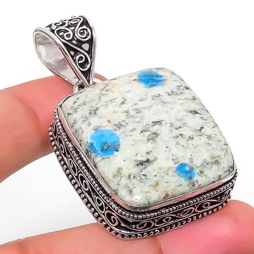 Pendentif bijoux fait - , main
