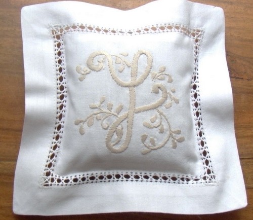 Coussin sachet brode - brode, main