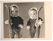 Deux poupées ski montagne photoshoot creepy étrange - Photo vintage snapshot
