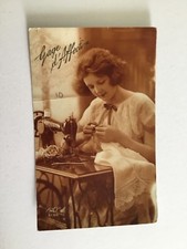 CPA Jeune fille en train de coudre