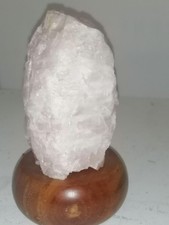 Lampe en quartz rose brut sur