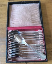 Ercuis douze cuillères à  café métal argenté modèle Maintenon décor coquille 