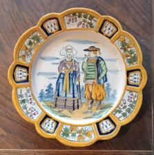 Ancienne Assiette Henriot Quimper chantournée Couple Breton Décor Bruyère Ajonc