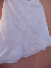 ANCIEN JUPON COURT COTON BLANC A VOLANT DENTELLE L62 CM"1900"