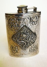 TRÈS BELLE FLASQUE CHINOISE en métal argenté ,avec son bouchon bon état 11,4 cms