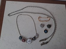 chaine,pendentifs,bracelet,collier fleuri,le lot.