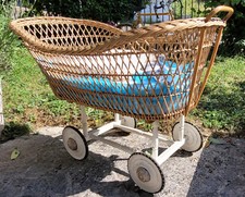 Berceau ancien sur roulettes, avec matelas et tour de lit matelassé