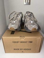 YEEZY BOOST 700 V2