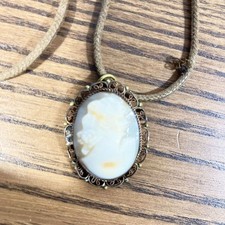 Collier camée vintage années 50 – Pendentif ancien profil femme sur cordon