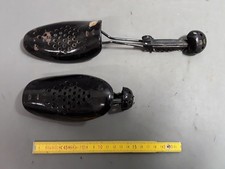 2 anciens embauchoirs  métal cordonnier forme a chaussure
