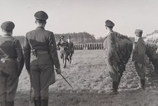WW2..Soldats allemands en exercice devant le général de l’armée de l’air