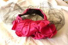 Très amusant tour de tête avec bouillonné groseille a grande voilette 