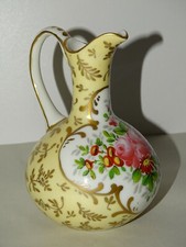 JOLI PETIT VASE PORCELAINE décor BOUQUET de FLEURS et BELLES DORURES signé AC