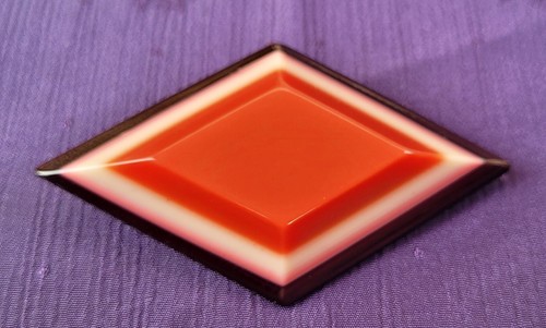 Broche bakelite plastique