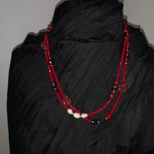 collier sautoir perle rouge et noir boule a facette brillant swarovski ?