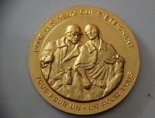 WW1 WW2 POILU GROSSE MÉDAILLE BRONZE DORÉ COMMÉMORATIVE DES MUTILÉS DES YEUX  