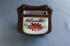 Boite murale à allumettes en faïence et bois