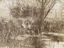 Surréaliste Un homme lit un livre dans un seau c1900 Photo Stereo Vintage