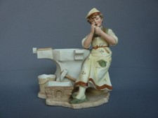 BISCUIT ANCIEN PERSONNAGE ENFANT FUMEUR JEUNE FORGERON MONOGRAME HG